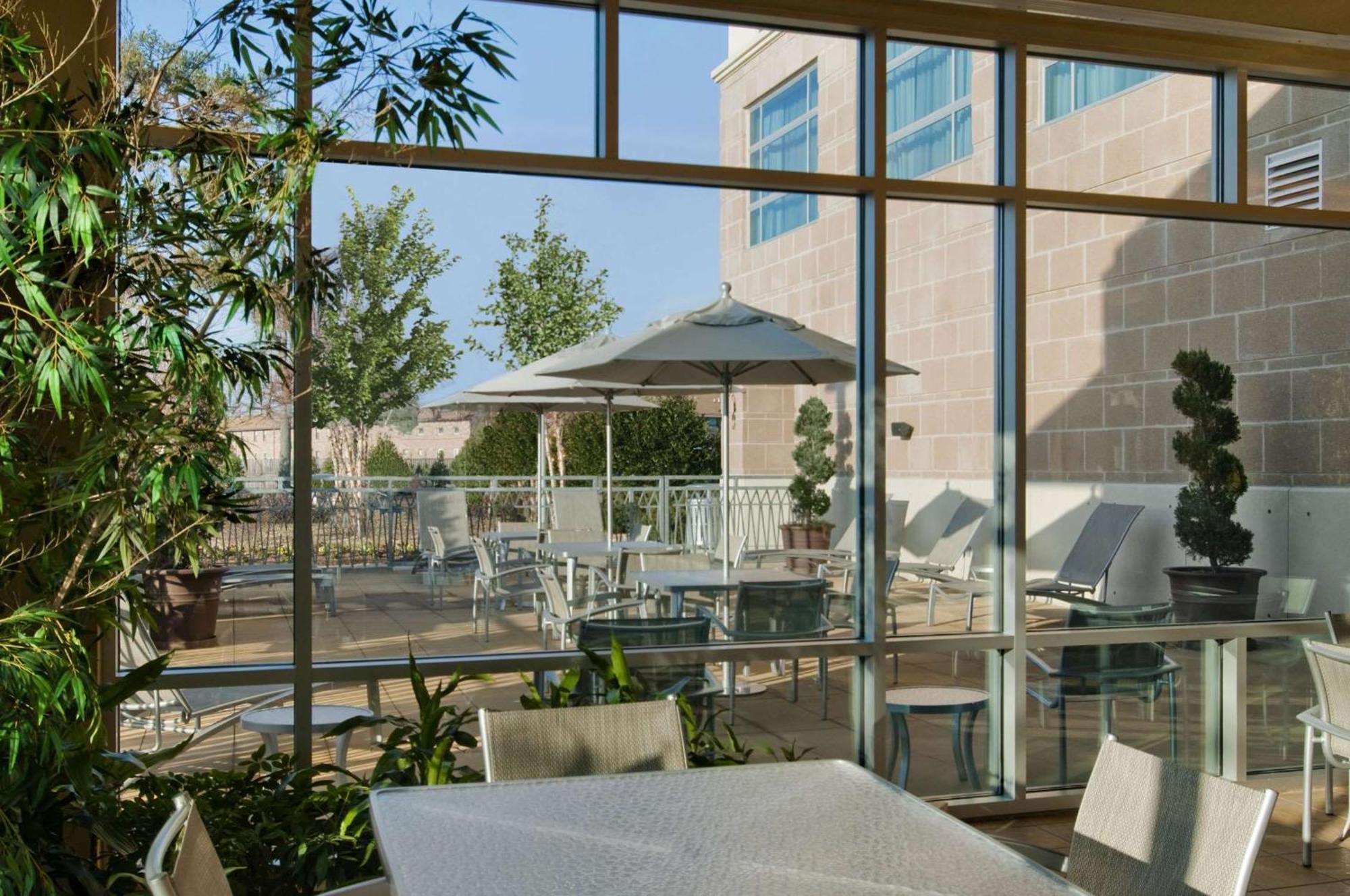 Hotel Embassy By Hilton Convention Center