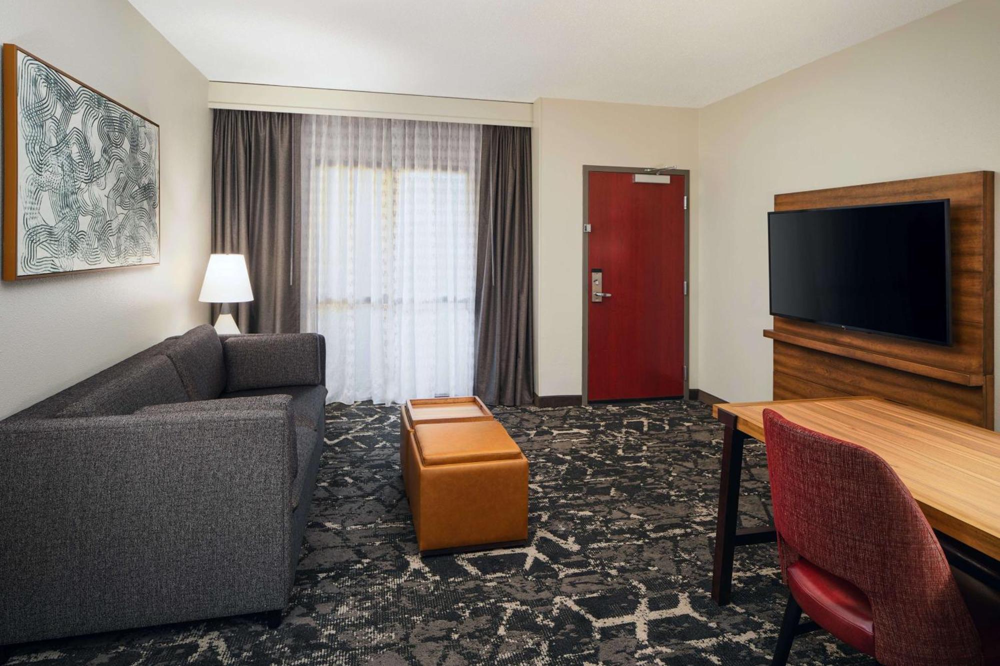 Hotel Embassy By Hilton Convention Center Hampton