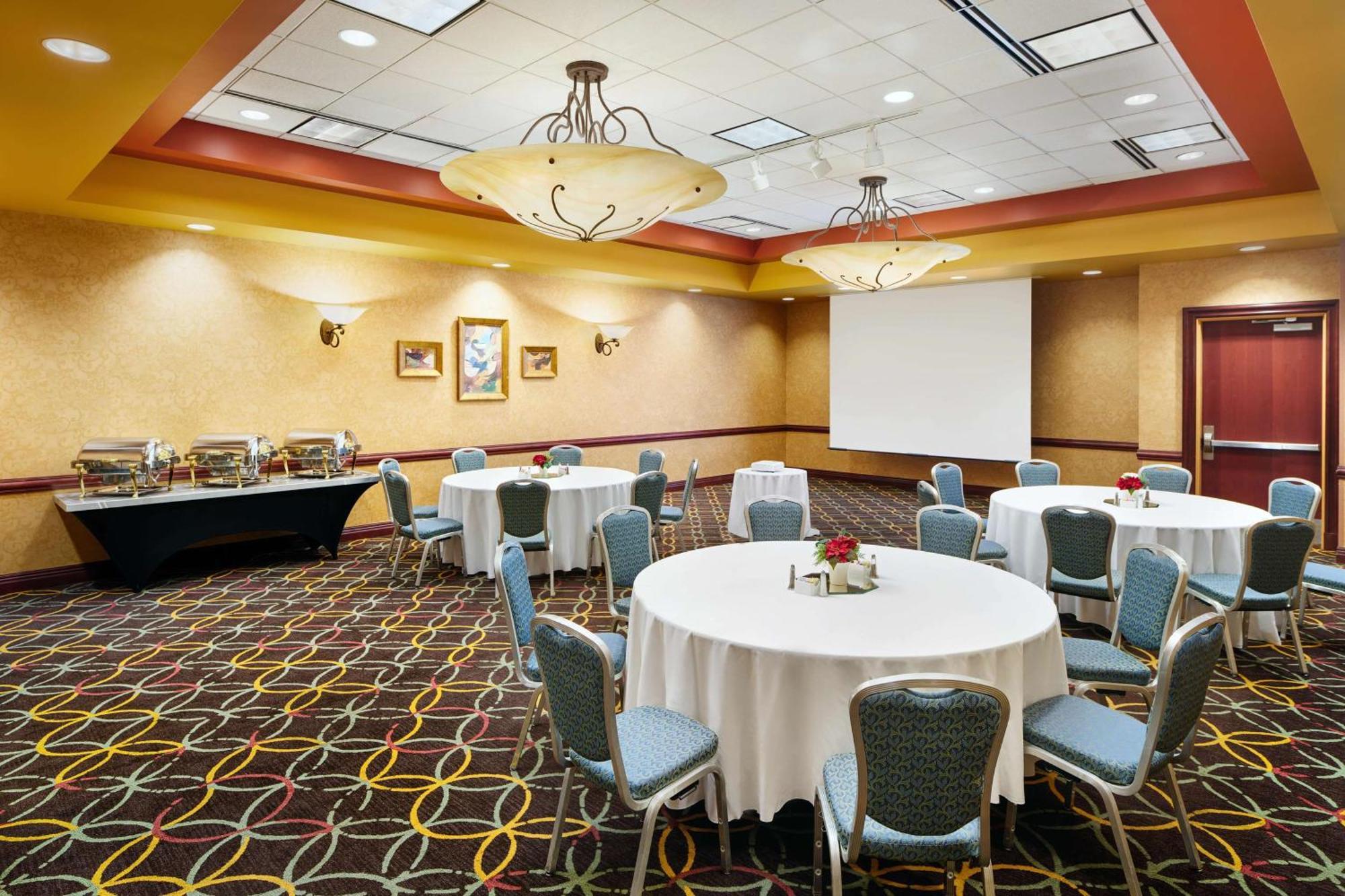 Hotel Embassy By Hilton Convention Center 4*