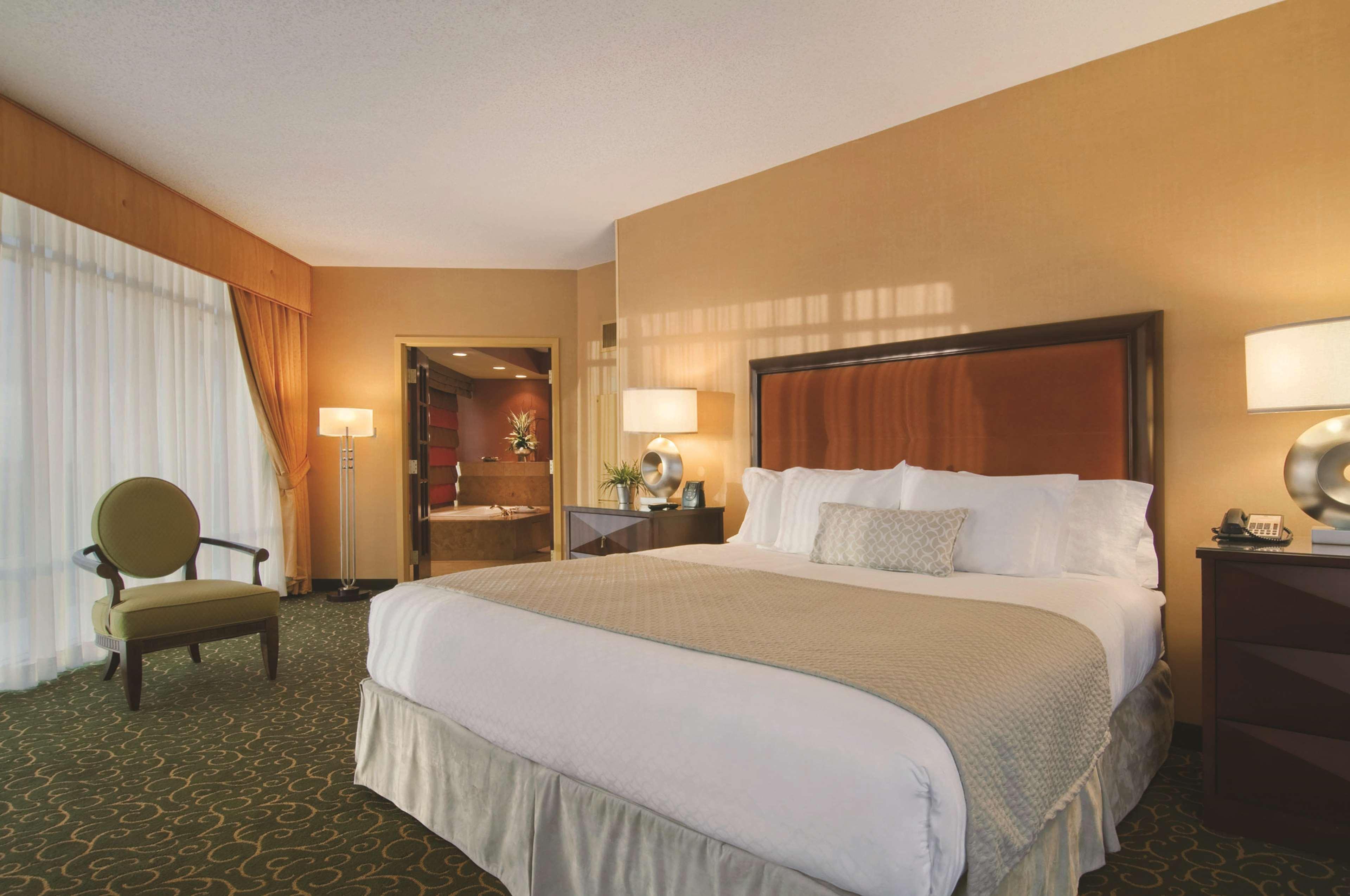 Hotel Embassy By Hilton Convention Center 4*