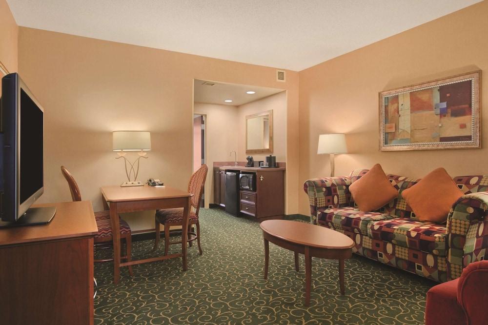 Hotel Embassy By Hilton Convention Center 4*