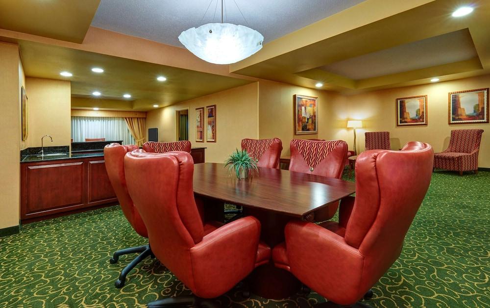 Embassy By Hilton Convention Center Hotel Hampton