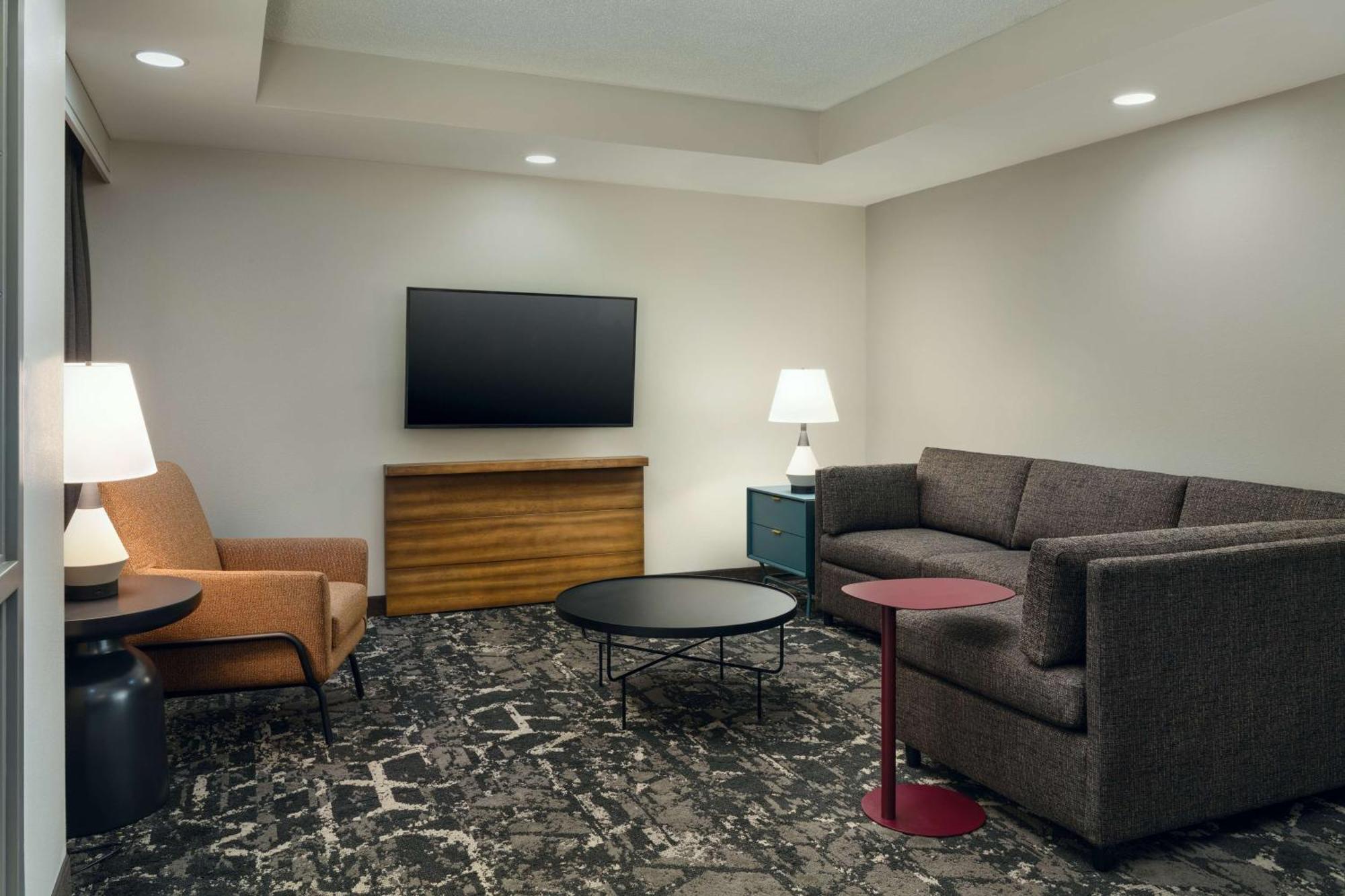 Embassy By Hilton Convention Center Hotel Hampton