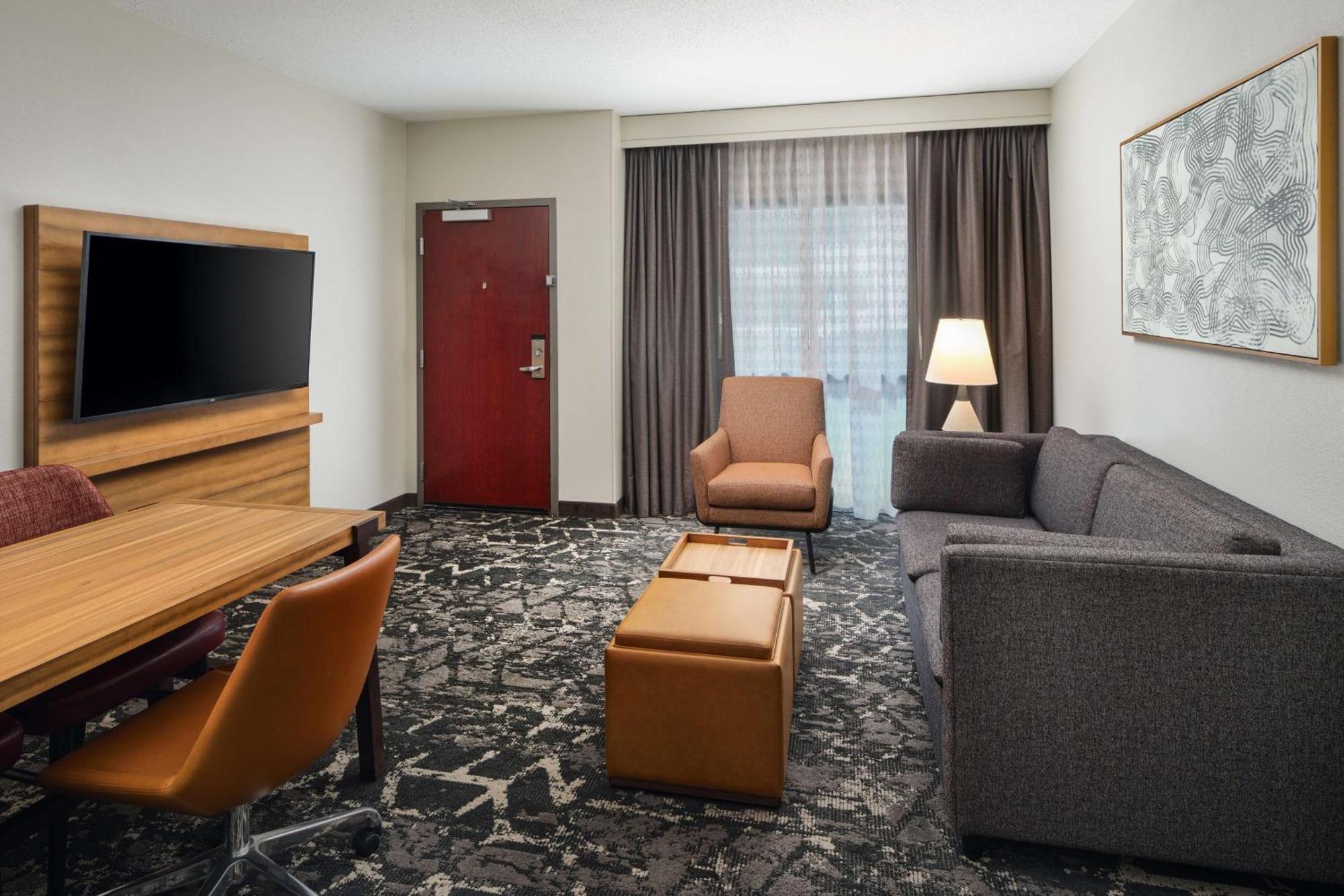 Hotel Embassy By Hilton Convention Center