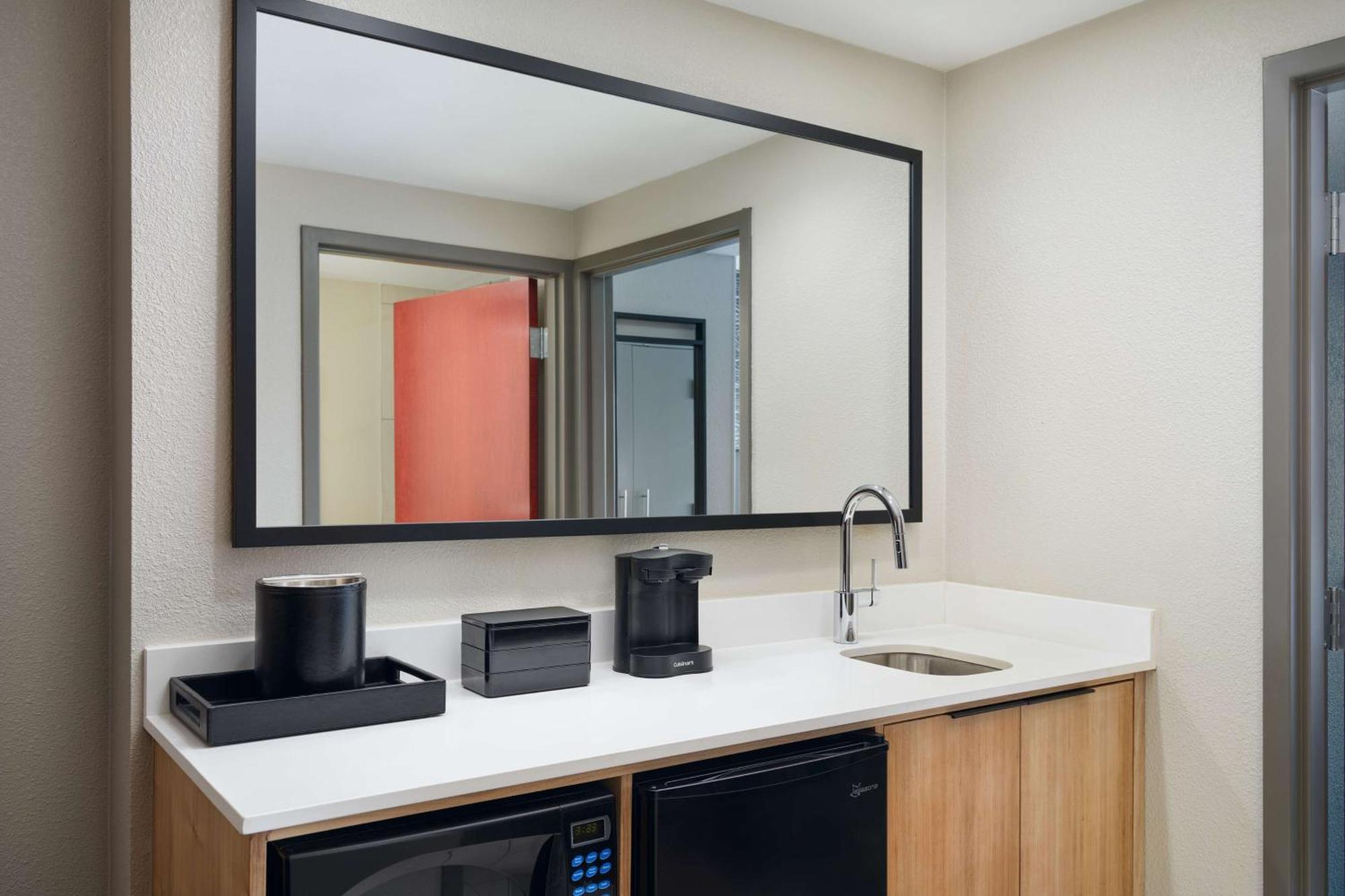 Hotel Embassy By Hilton Convention Center Hampton