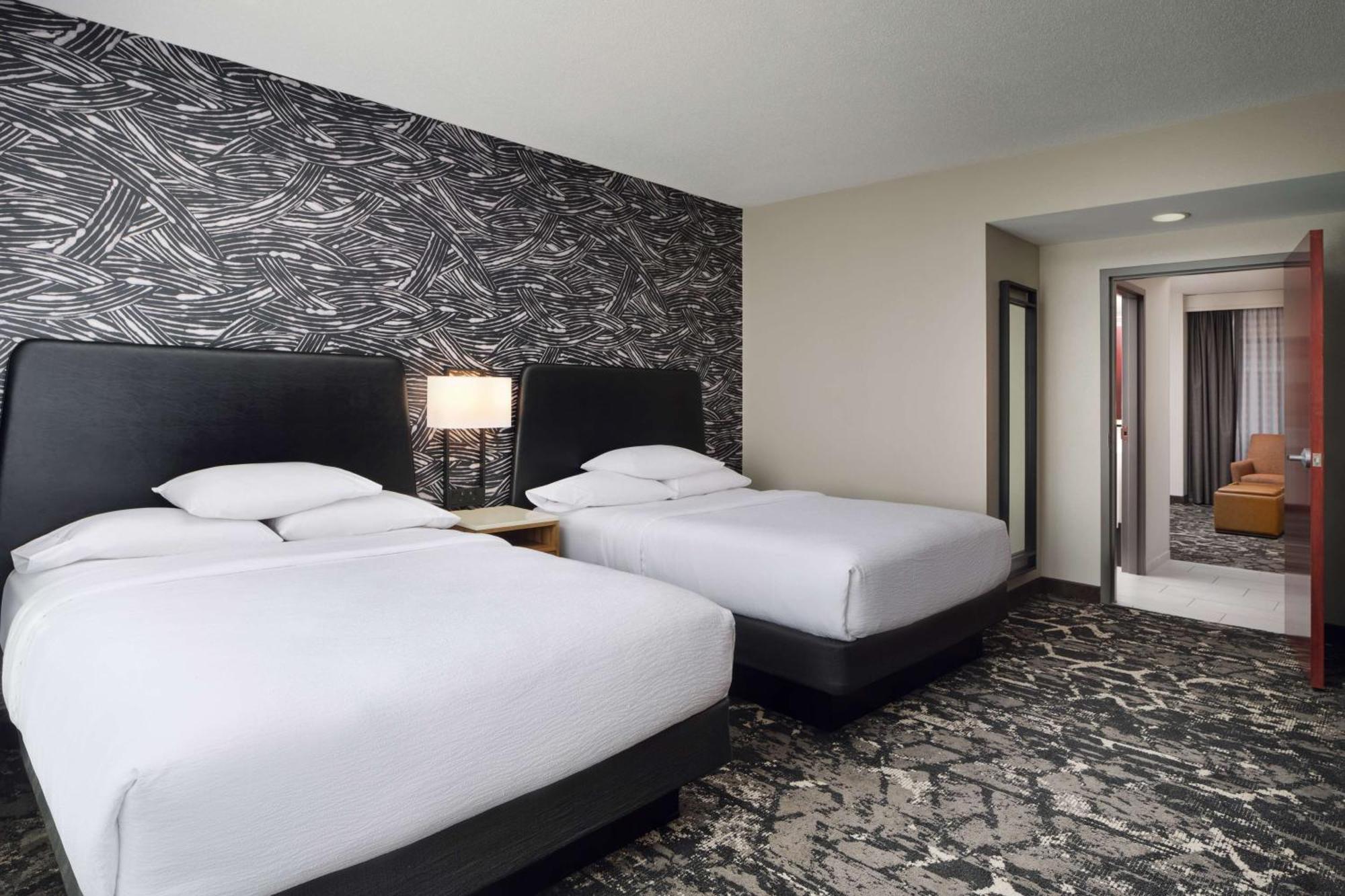 Hotel Embassy By Hilton Convention Center