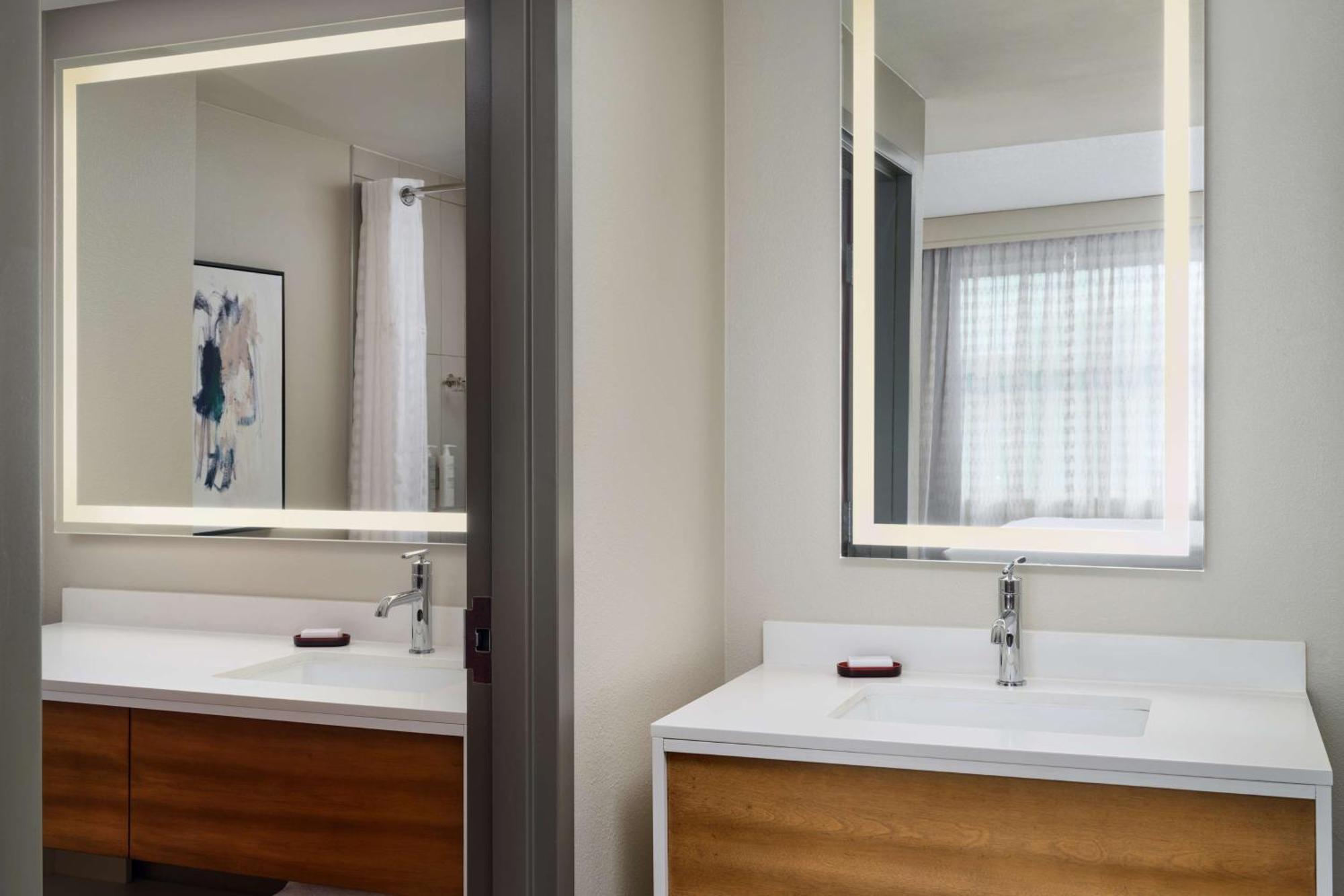 Embassy By Hilton Convention Center 4* Hampton